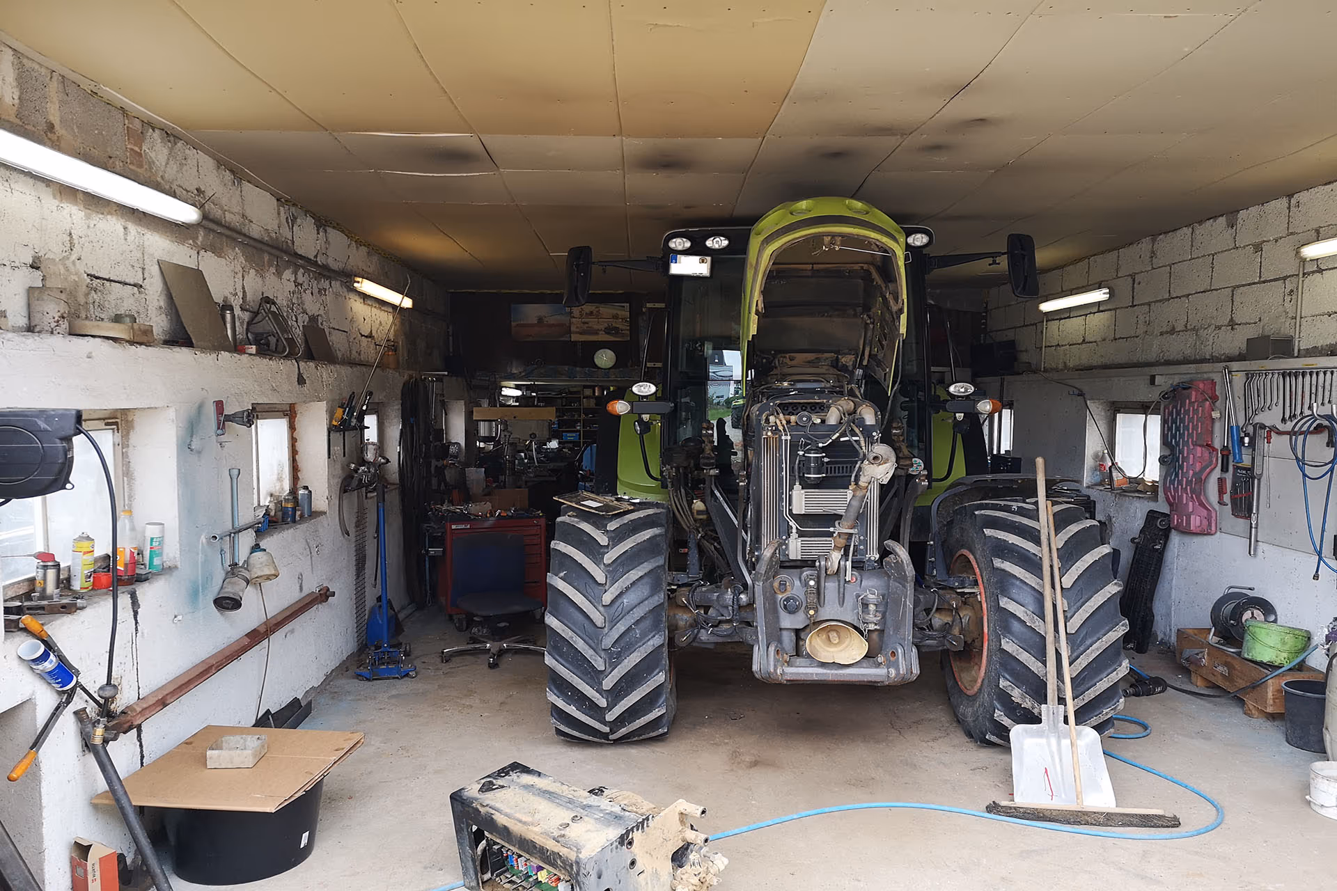 Landmaschine in der Werkstatt